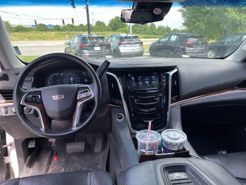 Used 2019 Cadillac Escalade ESV Luxury AWD/4WD image 11