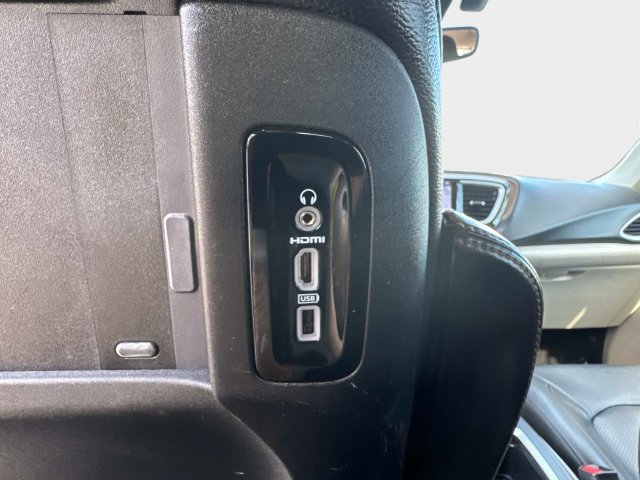 Used 2018 Chrysler Pacifica Touring-L Plus w/ Tire & Wheel Group FWD image 14