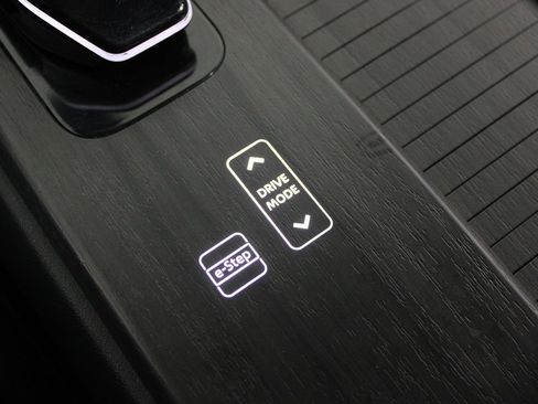 Used 2024 Nissan Ariya FWD image 12