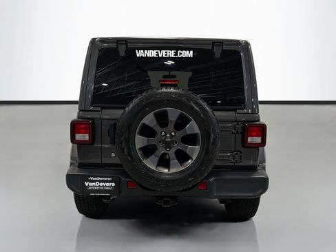 Used 2018 Jeep Wrangler Unlimited Sahara w/ Cold Weather Group AWD/4WD image 8