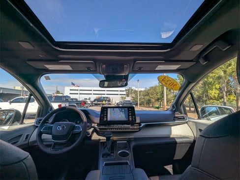 Used 2024 Toyota Sienna Platinum image 4