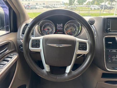 Used 2013 Chrysler Town & Country Touring FWD image 19