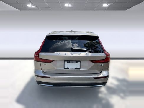Certified 2025 Volvo V60 B5 Cross Country Ultra image 10