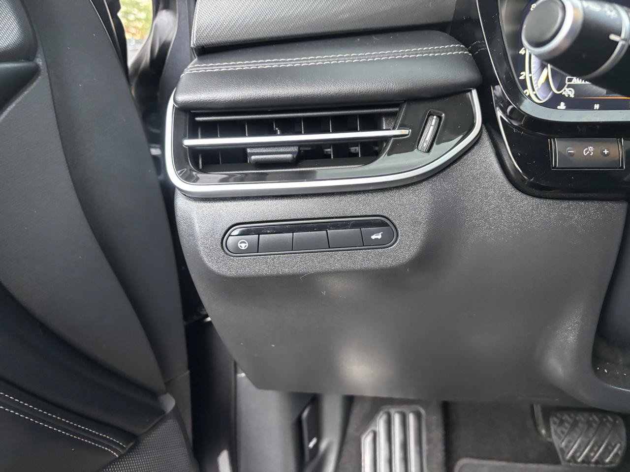 Used 2025 INFINITI QX60 Luxe AWD/4WD image 16