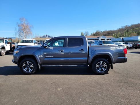 Used 2017 Toyota Tacoma TRD Sport image 8