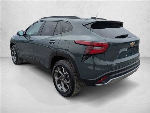 Used 2025 Chevrolet Trax LT w/ LT Convenience Package image 8