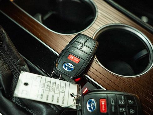 Used 2021 Toyota Sienna XLE w/ XLE Plus Package image 23