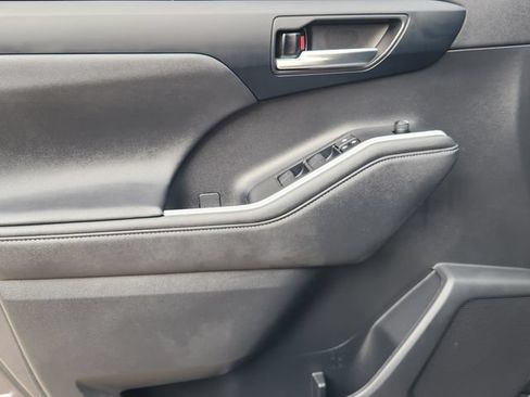 Used 2023 Toyota Highlander XSE FWD image 22