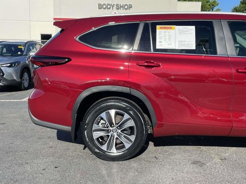 Used 2024 Toyota Highlander XLE FWD image 8