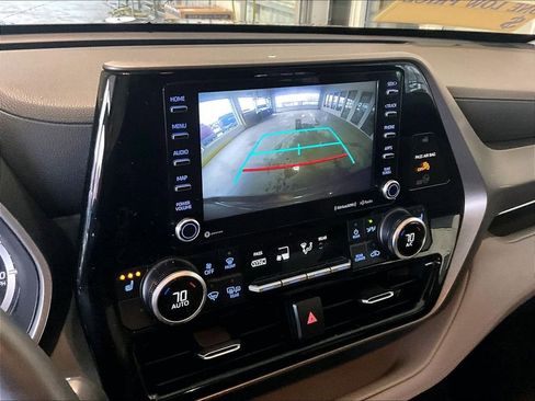 Used 2021 Toyota Highlander XLE AWD/4WD image 20