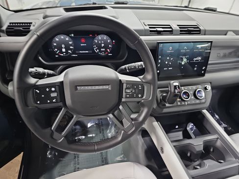 Used 2025 Land Rover Defender 90 X-Dynamic SE image 18
