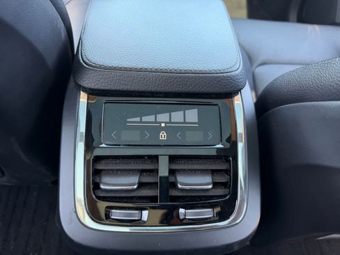 Used 2018 Volvo XC90 T6 Momentum w/ Convenience Package AWD/4WD image 19