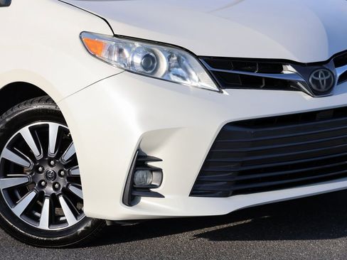 Used 2018 Toyota Sienna XLE image 6