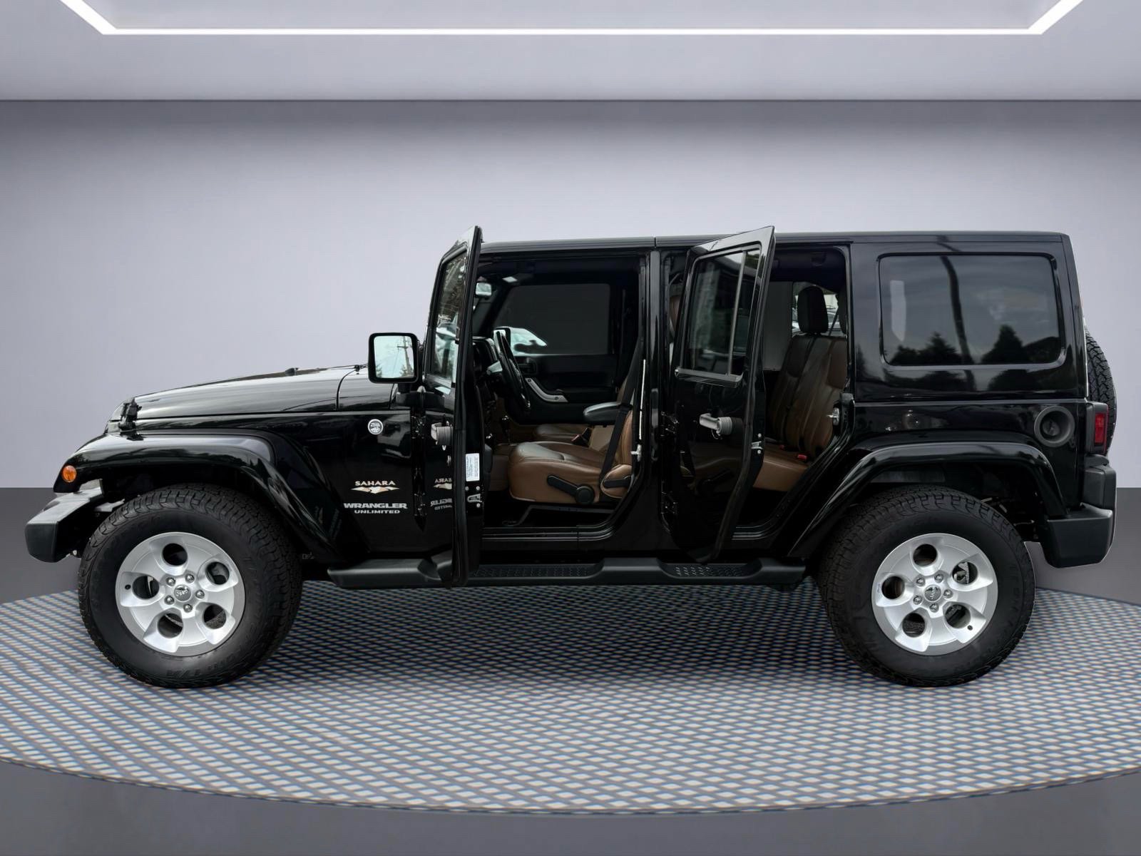 Used 2014 Jeep Wrangler Unlimited Sahara w/ Max Tow Package AWD/4WD image 16