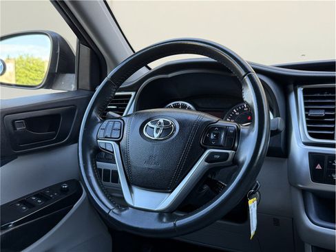 Used 2016 Toyota Highlander Plus AWD/4WD image 8