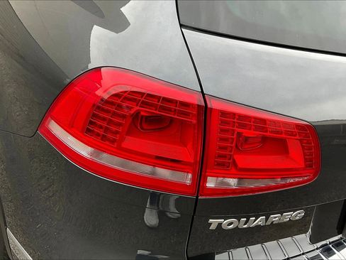 Used 2016 Volkswagen Touareg Sport image 28