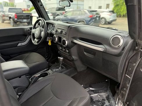 Used 2018 Jeep Wrangler Rubicon AWD/4WD image 10