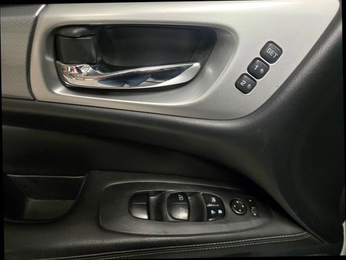 Used 2018 Nissan Pathfinder SL w/ Midnight Edition Package AWD/4WD image 10