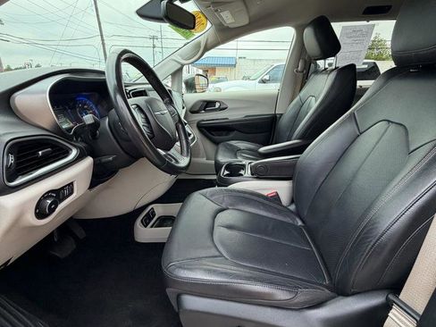 Used 2020 Chrysler Pacifica Touring-L FWD image 8