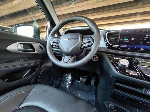 Used 2024 Chrysler Pacifica Limited FWD image 15