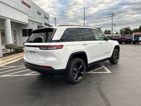 New 2025 Jeep Grand Cherokee Altitude image 2