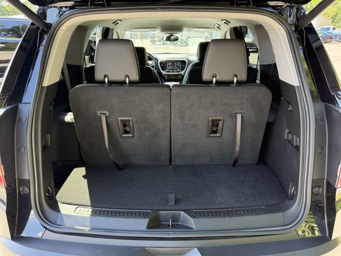 Used 2023 GMC Acadia SLT FWD image 4
