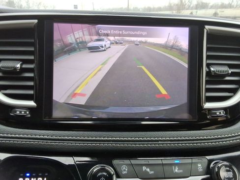 Used 2023 Chrysler Pacifica Touring image 16