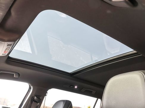 Used 2023 Volkswagen Tiguan SEL R-Line image 9