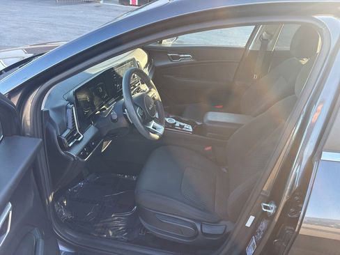 Used 2023 Kia Sportage LX image 9