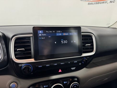 Used 2024 Hyundai Venue SEL image 15