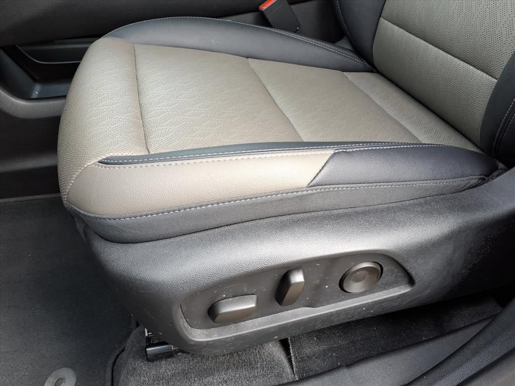 Used 2025 Chevrolet Equinox LT w/ Convenience Package II FWD image 18