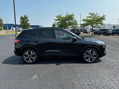 Used 2022 Ford Escape SE w/ SE Sport Appearance Package AWD/4WD image 2