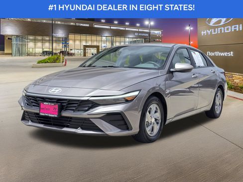 Used 2024 Hyundai Elantra SE FWD image 2