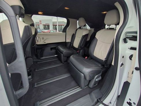 Used 2025 Toyota Sienna Limited image 17