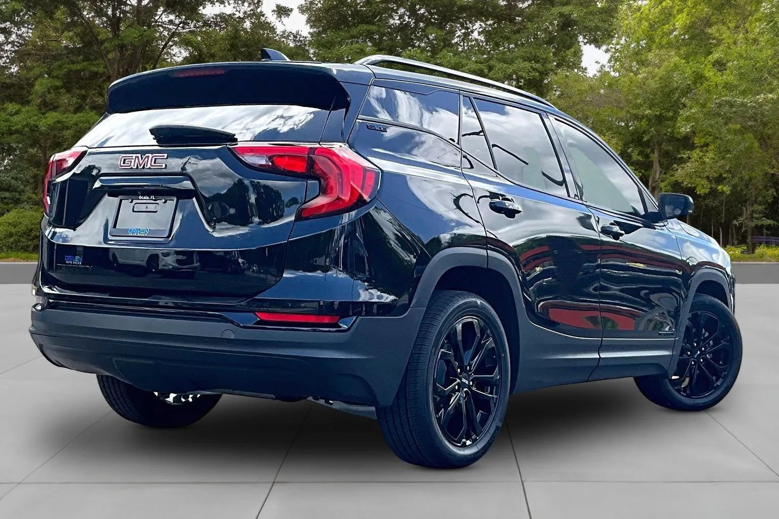 Used 2020 GMC Terrain SLE w/ Driver Convenience Package FWD image 2