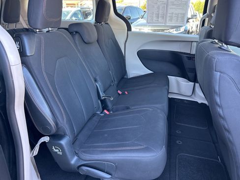 Used 2017 Chrysler Pacifica Touring w/ Tire & Wheel Group image 11