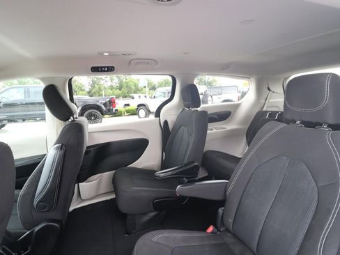 Used 2023 Chrysler Voyager LX FWD image 6