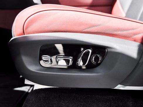 Used 2026 Rolls-Royce Cullinan image 41