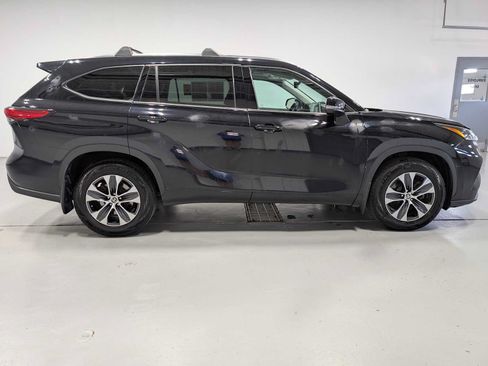 Used 2021 Toyota Highlander XLE AWD/4WD image 7