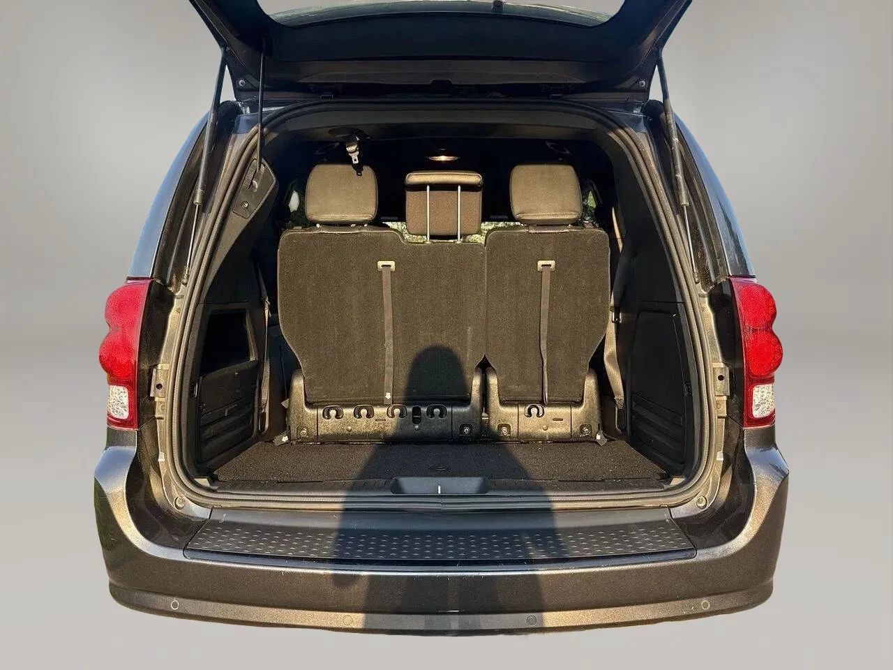 Used 2019 Dodge Grand Caravan SXT w/ Blacktop Package FWD image 24