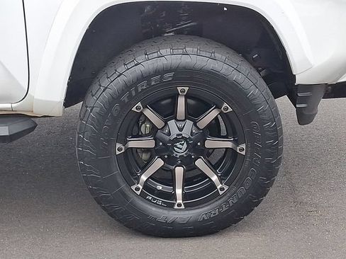 Used 2019 Toyota Tacoma SR5 AWD/4WD image 28