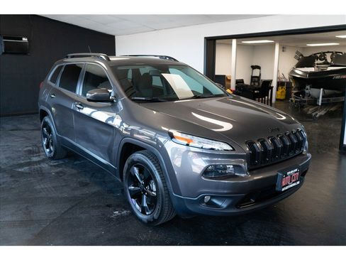 Used 2018 Jeep Cherokee Latitude w/ Altitude Package AWD/4WD image 9
