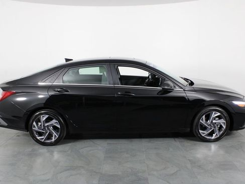 Certified 2025 Hyundai Elantra Limited image 14