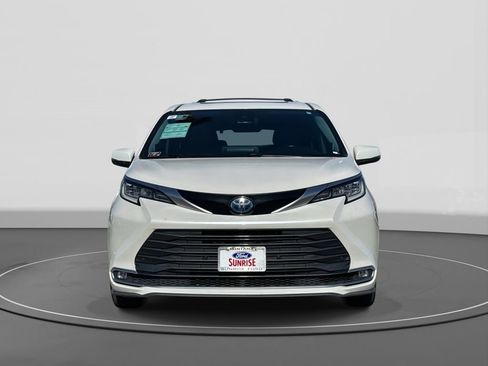 Used 2024 Toyota Sienna Limited image 3