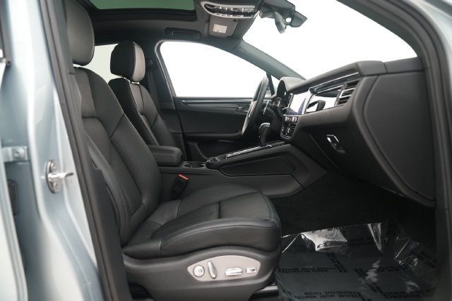 Certified 2026 Porsche Macan AWD/4WD image 25