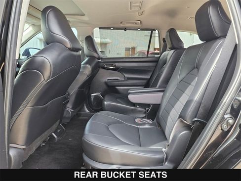 Used 2022 Toyota Highlander XLE image 17