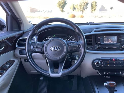 Used 2016 Kia Sorento LX w/ LX Convenience Package image 10
