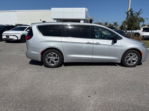 Used 2024 Chrysler Pacifica Limited image 6