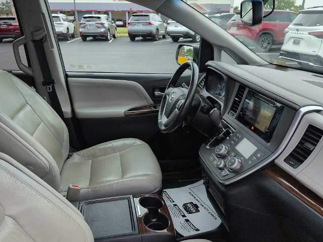 Used 2017 Toyota Sienna Limited AWD/4WD image 10