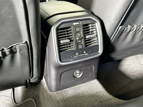 Certified 2020 Porsche Macan Turbo AWD/4WD image 17